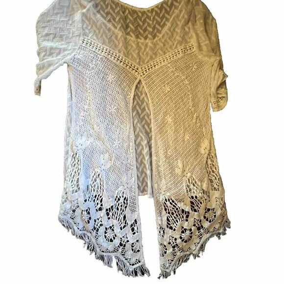 Red By BKE‎ High Low Top Sz M White Embroidered Chiffon Open Back Raw Edge - Picture 5 of 10